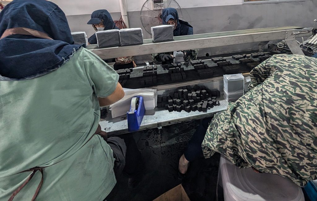 العمال اللطفاء يغلفون فحم الشيشة الخاص بكم الآن.